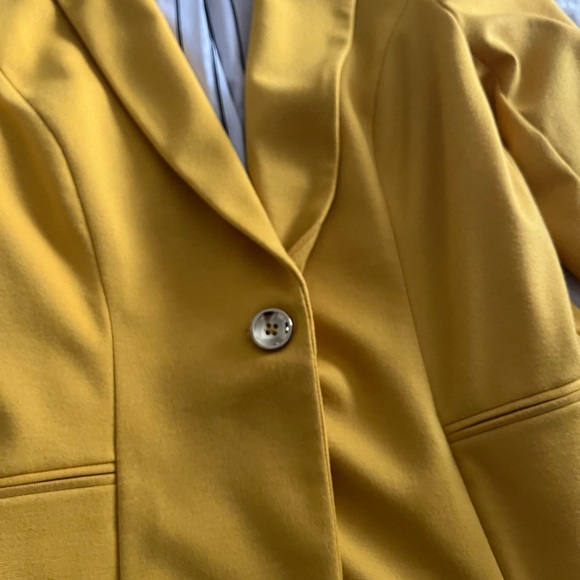 WHBM outlet yellow jacket one button in front size 6 striped lining - Picture 6 of 6